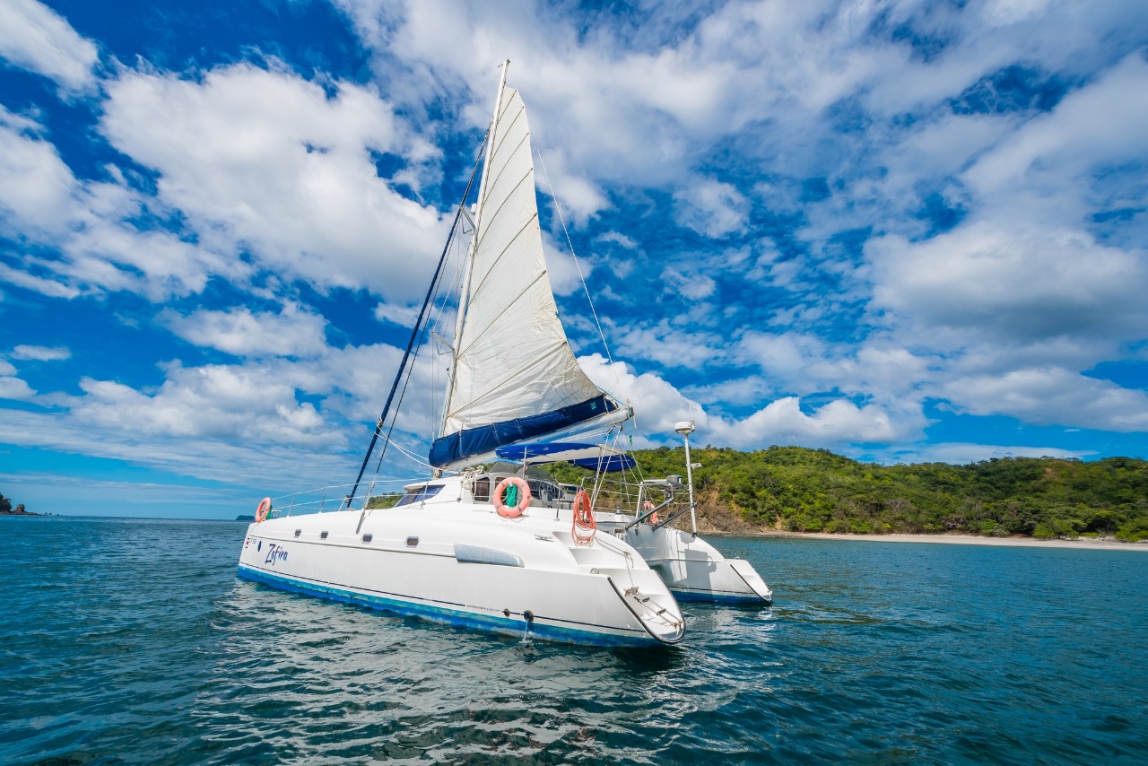 We count with different sizes of Catamaran to fit your needs